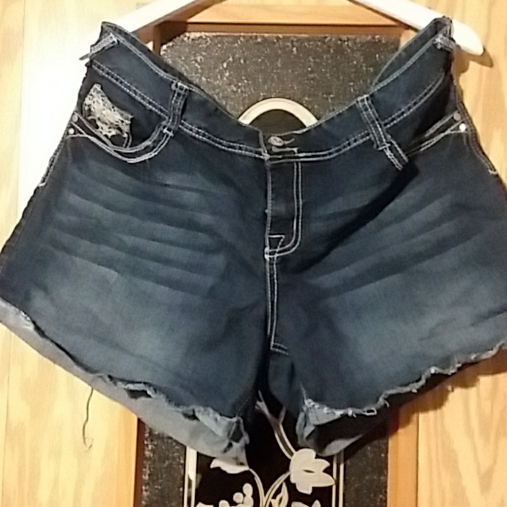 Detailed blue jean shorts